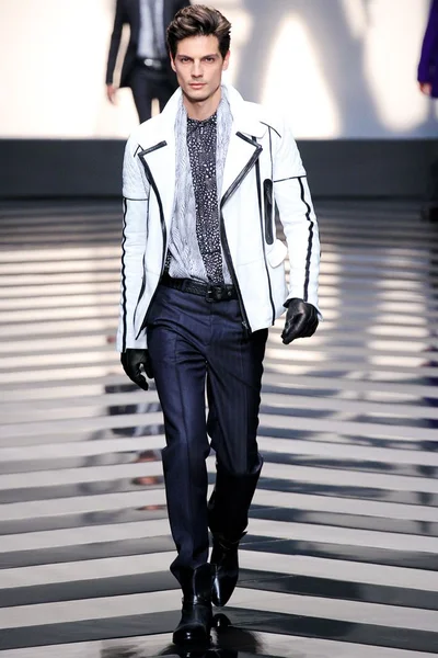 Look 16